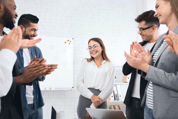 پاورپوینت چگونه با فروتنی، از تعریف و تمجید دیگران استقبال کنیم؟